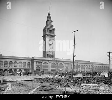 Ferry Building e rovine dopo il terremoto di San Francisco, California, USA, circa 1906 Foto Stock