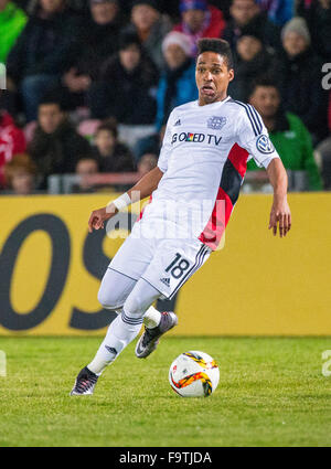 Unterhaching, Germania. 15 Dic, 2015. Leverkusen's Wendell in azione durante il match tra SpVgg Unterhaching vs Bayer Leverkusen in tedesco di calcio coppa DFB Ottavo di finale nel Alpenbauer Sportpark di Unterhaching, Germania, 15 dicembre 2015. Foto: Marc Mueller/dpa/Alamy Live News Foto Stock