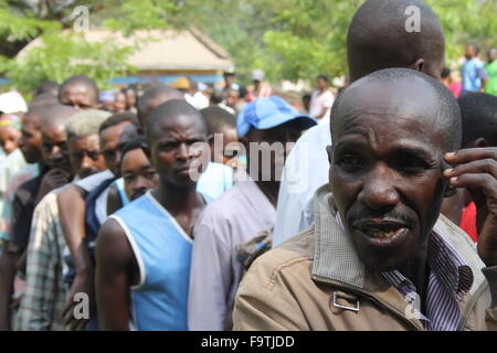 A Kigali, Ruanda. Xviii Dicembre, 2015. Gli elettori a stare di fronte ad un ufficio elettorale in attesa per il loro voto a Kigali, Ruanda, 18 dicembre 2015. Ruandesi sono chiamati a votare in un referendum per decidere se il Presidente Paul Kagame dovrebbe essere permesso di prolungare il suo tempo di alimentazione. Foto: Jesko Johannsen/dpa/Alamy Live News Foto Stock