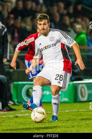 Unterhaching, Germania. 15 Dic, 2015. Leverkusen Giulio Donati in azione durante il match tra SpVgg Unterhaching vs Bayer Leverkusen in tedesco di calcio coppa DFB Ottavo di finale nel Alpenbauer Sportpark di Unterhaching, Germania, 15 dicembre 2015. Foto: Marc Mueller/dpa/Alamy Live News Foto Stock