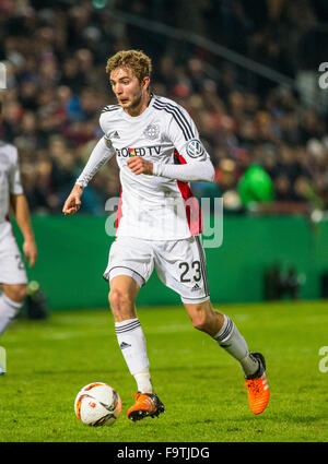 Unterhaching, Germania. 15 Dic, 2015. Leverkusen's Christoph Kramer in azione durante il match tra SpVgg Unterhaching vs Bayer Leverkusen in tedesco di calcio coppa DFB Ottavo di finale nel Alpenbauer Sportpark di Unterhaching, Germania, 15 dicembre 2015. Foto: Marc Mueller/dpa/Alamy Live News Foto Stock