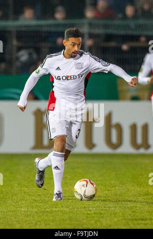 Unterhaching, Germania. 15 Dic, 2015. Leverkusen's Karim Bellarabi in azione durante il match tra SpVgg Unterhaching vs Bayer Leverkusen in tedesco di calcio coppa DFB Ottavo di finale nel Alpenbauer Sportpark di Unterhaching, Germania, 15 dicembre 2015. Foto: Marc Mueller/dpa/Alamy Live News Foto Stock