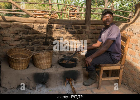 La tostatura i chicchi di caffè, Omwani donne cooperativa di caffè, Uganda Foto Stock