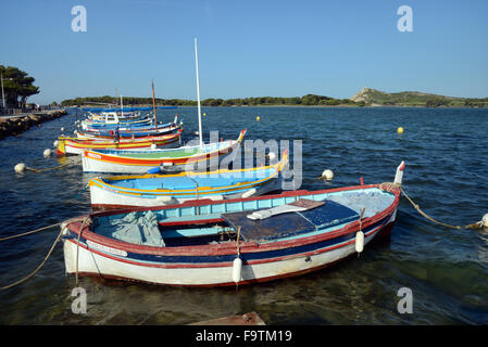 Imbarcazioni di pesca artigianale noto come Barquettes o Pointus davanti all'Isola île du Grand Gaou Six-Fours-les-Plages Provenza Foto Stock