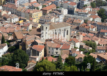 Vista aerea sulla Città Vecchia di Hyères raggruppate intorno al c12-15th chiesa di Saint Paul Hyères Var Provence Francia Foto Stock