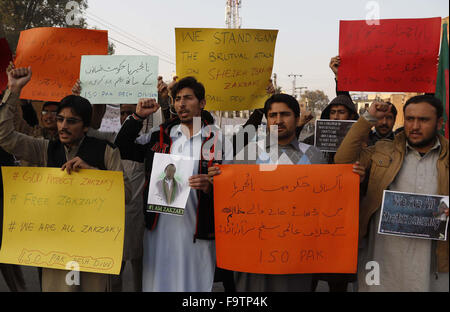 Gli attivisti del Majlis-e-Wahdat-ul-Muslimeen (MWM) e studenti Imamia Organization (ISO) stanno protestando contro la bomba in Parachinar e scontri religiosi in Nigeria e uccisione di numerosi musulmani sciiti in Nigeria durante la manifestazione svoltasi a premere club il Venerdì, 18 dicembre 2015. Foto Stock