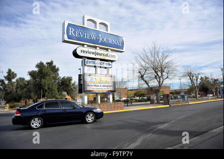 Las Vegas, Nevada, USA. Xviii Dicembre, 2015. Una vista esterna mostra l ingresso del Las Vegas Review Journal giornale su Febbraio 19, 2015 a Las Vegas, Nevada. La famiglia di Las Vegas Sands Corp. Presidente e Amministratore Delegato Sheldon Adelson ha confermato che essi hanno acquistato il Review Journal e sua sorella pubblicazioni per USD 140 milioni dal nuovo investimento Media Corp. su dicembre 10, terminando una settimana di speculazione circa l'identità del Nevada la più grande giornale. © David Becker/ZUMA filo/Alamy Live News Foto Stock