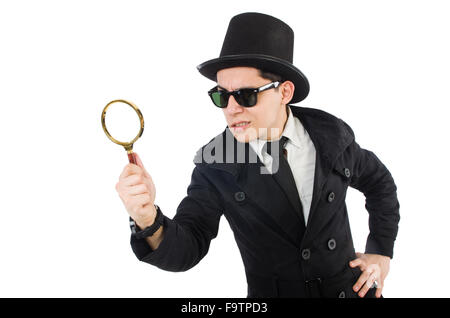 I giovani detective in cappotto nero tenendo la lente di ingrandimento isolato su bianco Foto Stock