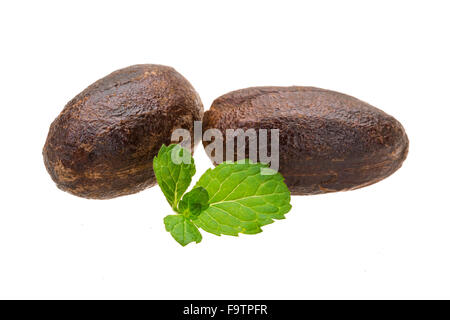 La noce moscata con foglia di menta isolato Foto Stock