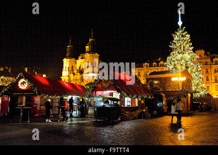 Vista sulla piazza della Città Vecchia con il Mercatino di Natale a Praga, Repubblica Ceca. Foto Stock