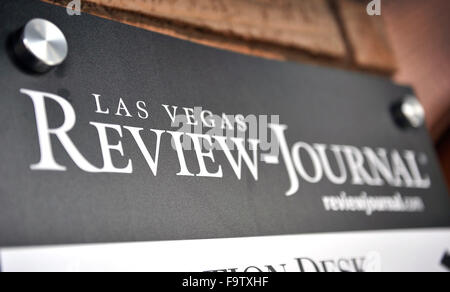 Las Vegas, Nevada, USA. Xviii Dicembre, 2015. Una vista esterna mostra l ingresso del Las Vegas Review Journal giornale su Febbraio 19, 2015 a Las Vegas, Nevada. La famiglia di Las Vegas Sands Corp. Presidente e Amministratore Delegato Sheldon Adelson ha confermato che essi hanno acquistato il Review Journal e sua sorella pubblicazioni per USD 140 milioni dal nuovo investimento Media Corp. su dicembre 10, terminando una settimana di speculazione circa l'identità del Nevada la più grande giornale. © David Becker/ZUMA filo/Alamy Live News Foto Stock