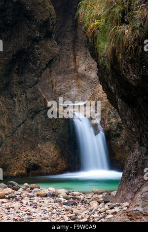 Cascate del Fiume Almbach in esecuzione attraverso il canyon Almbachklamm nelle Alpi Berchtesgaden, Baviera, Germania Foto Stock