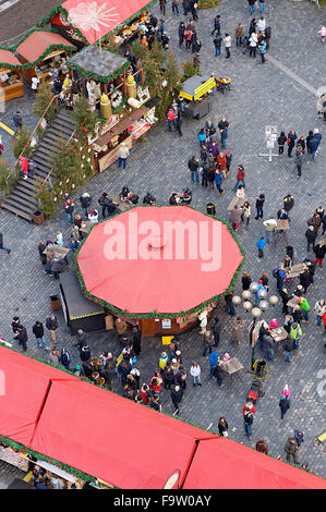 La vista verso il mercato di Natale dal Municipio in piazza della città di Praga, Repubblica ceca. Foto Stock