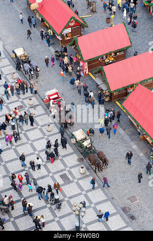 La vista verso il mercato di Natale dal Municipio in piazza della città di Praga, Repubblica ceca. Foto Stock