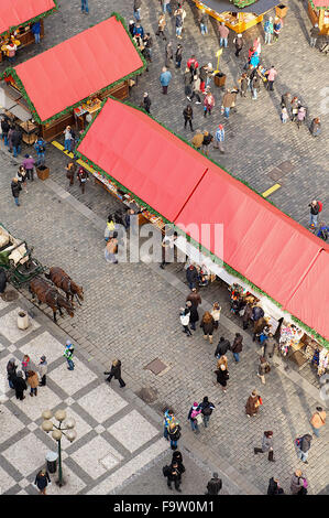 La vista verso il mercato di Natale dal Municipio in piazza della città di Praga, Repubblica ceca. Foto Stock