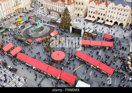 La vista verso il mercato di Natale dal Municipio in piazza della città di Praga, Repubblica ceca. Foto Stock