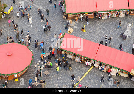 La vista verso il mercato di Natale dal Municipio in piazza della città di Praga, Repubblica ceca. Foto Stock