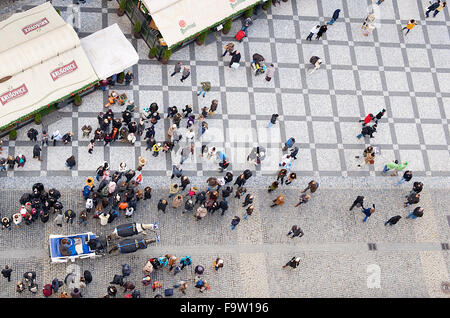 La vista verso il mercato di Natale dal Municipio in piazza della città di Praga, Repubblica ceca. Foto Stock