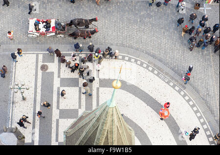 La vista verso il mercato di Natale dal Municipio in piazza della città di Praga, Repubblica ceca. Foto Stock