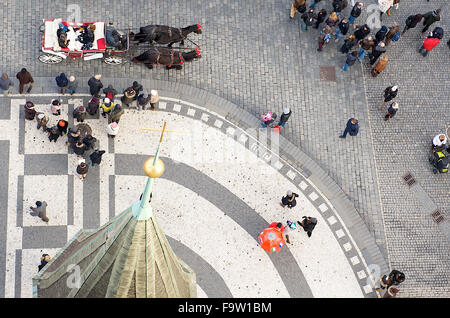 La vista verso il mercato di Natale dal Municipio in piazza della città di Praga, Repubblica ceca. Foto Stock