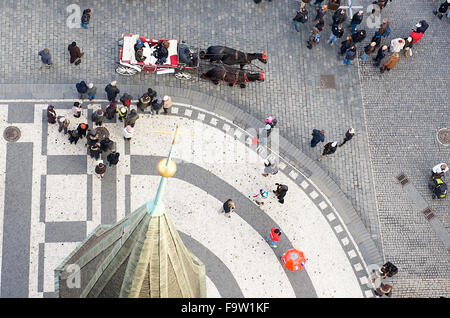 La vista verso il mercato di Natale dal Municipio in piazza della città di Praga, Repubblica ceca. Foto Stock