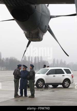 Kiev, Ucraina. 4° dic, 2015. I piloti della US Air Force di parlare con il responsabile dell'aria ucraino vigore nell'aeroporto internazionale Boryspil, 20 km da Kiev. All'interno della difesa USA aiuto battenti testa ingranaggi e altre attrezzature è stata trasferita per l'Ucraino Air Force. © Anatolii Stepanov/ZUMA filo/Alamy Live News Foto Stock