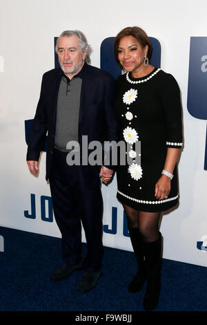 Attore Robert De Niro (L) e la moglie Grace Hightower frequentare la "gioia" premiere al Teatro Ziegfeld su dicembre 13, 2015. Foto Stock