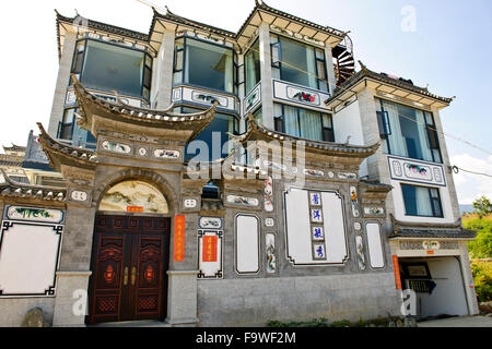 Tradizionale etnica Bai persone le moderne case in pietra costruite nelle tradizionali pareti bianche,spioventi tetti di tegole,Dali,Yunnan,Cina Foto Stock