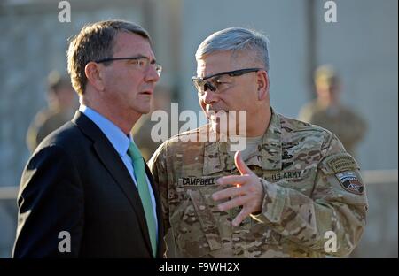 Jalalabad, Afghanistan. Xviii Dicembre, 2015. Il Segretario alla difesa degli Stati Uniti Ashton Carter parla con il comandante di U.S. Forze gen. John Campbell durante una visita a sorpresa di trasmettere una base operativa Fenty Dicembre 18, 2015 a Jalalabad, Afghanistan. Foto Stock