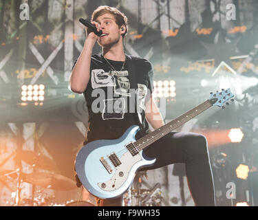 Rosemont, Illinois, Stati Uniti d'America. Xvi Dec, 2015. Il cantante LUCA HEMMINGS di 5 secondi di estate eseguire live durante il jingle iHeartRadio sfera all'Allstate Arena in Rosemont, Illinois © Daniel DeSlover/ZUMA filo/Alamy Live News Foto Stock