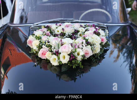 Disposizione del fiore su una vecchia auto per matrimoni Foto Stock