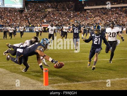 Navy aspiranti guardiamarina wide receiver Jamir Tillman (4) punteggi durante un tuffo nella zona di estremità durante il NCAA Football gioco tra esercito cavalieri neri e la marina militare aspiranti guardiamarina ha suonato presso il Lincoln Financial Field Dicembre 12, 2015 in Philadelphia, PA. Foto Stock