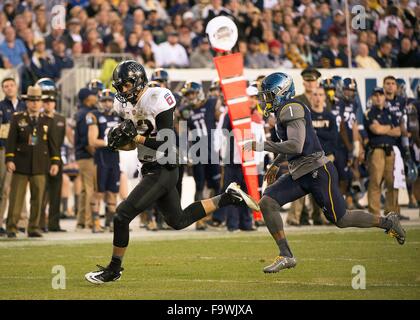 Navy aspiranti guardiamarina Brendon Clements (1) insegue esercito cavalieri neri wide receiver Edgar POE (82) durante il NCAA Football gioco tra esercito cavalieri neri e la marina militare aspiranti guardiamarina ha suonato presso il Lincoln Financial Field Dicembre 12, 2015 in Philadelphia, PA. Foto Stock