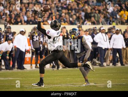 Navy aspiranti guardiamarina Brendon Clements (1) insegue esercito cavalieri neri wide receiver Edgar POE (82) durante il NCAA Football gioco tra esercito cavalieri neri e la marina militare aspiranti guardiamarina ha suonato presso il Lincoln Financial Field Dicembre 12, 2015 in Philadelphia, PA. Foto Stock