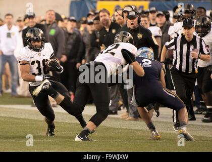 Esercito Cavalieri Neri Alex Waugh (38) corre la palla durante il NCAA Football gioco tra esercito cavalieri neri e la marina militare aspiranti guardiamarina ha suonato presso il Lincoln Financial Field Dicembre 12, 2015 in Philadelphia, PA. Foto Stock