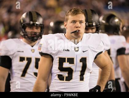 Esercito cavalieri neri linebacker (51) Justin Fahn durante il NCAA Football gioco tra esercito cavalieri neri e la marina militare aspiranti guardiamarina ha suonato presso il Lincoln Financial Field Dicembre 12, 2015 in Philadelphia, PA. Foto Stock