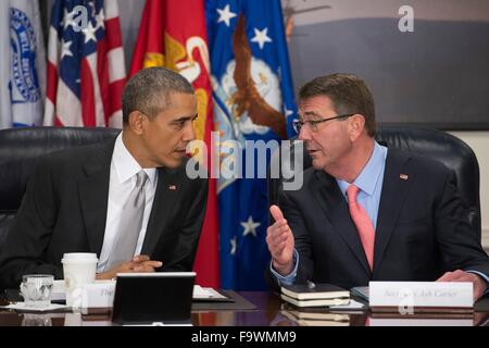 Il Presidente Usa Barack Obama parla con il Segretario della Difesa Ashton Carter durante la riunione del Consiglio nazionale di sicurezza sulla lotta contro lo Stato islamico al Pentagono Dicembre 14, 2015 in Arlington, Virginia. Foto Stock