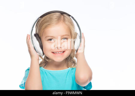 Bambina indossa le cuffie. Foto Stock