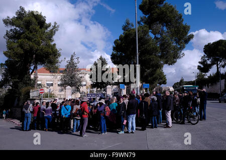 I sostenitori del Presidente israeliano Reuven Rivlin radunati davanti alla sua casa a Gerusalemme occidentale Israele Foto Stock