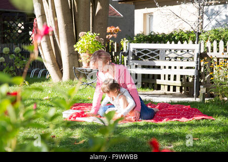 Nonna con nipote in giardino Foto Stock