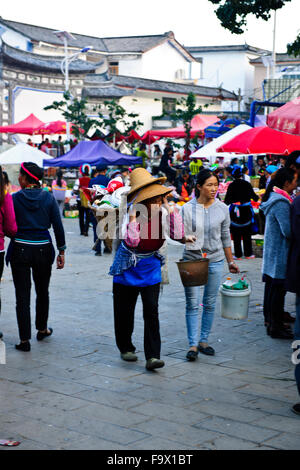 Locali di vita del villaggio sulle rive del Er Hai Lago,locali Bai Village,mercato,Dali,nella provincia dello Yunnan,PRC,Persone Repubblica di Cina,Cina Foto Stock