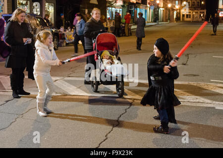 Bar Harbor, Maine, Stati Uniti d'America. Xviii Dicembre, 2015. Due giovani fan celebrare la serata di apertura di Star Wars: La forza risveglia al criterio storico teatro con una light saber duello. Credito: Jennifer Booher/Alamy Live News Foto Stock