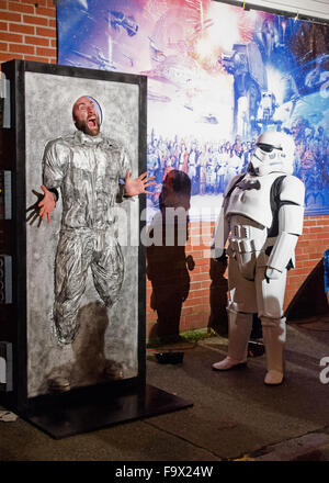 Bar Harbor, Maine, Stati Uniti d'America. Xviii Dicembre, 2015. Ventole celebrare la serata di apertura di Star Wars: La forza risveglia al criterio storico teatro con Photo Booth conformata come Han Solo congelato nella carbonite. Credito: Jennifer Booher/Alamy Live News Foto Stock