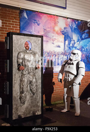 Bar Harbor, Maine, Stati Uniti d'America. Xviii Dicembre, 2015. Ventole celebrare la serata di apertura di Star Wars: La forza risveglia al criterio storico teatro con Photo Booth conformata come Han Solo congelato nella carbonite. Credito: Jennifer Booher/Alamy Live News Foto Stock