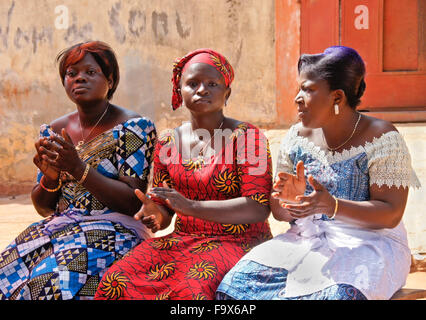 Le donne in abito tradizionale battendo la musica, Lomé, Togo Foto Stock