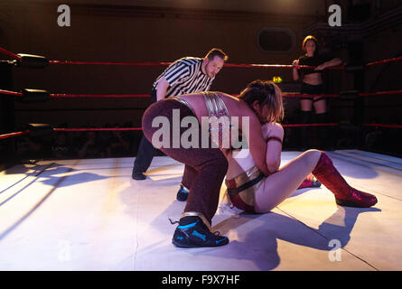 Ultimate Pro Wrestling, UK, GB, inglese wrestling da Corn Exchange in Dorchester. Indoor. Foto Stock