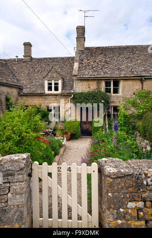 Un idilliaco piuttosto piccola cotswold cottage nel villaggio rurale di Sherborne, Gloucestershire, Regno Unito Foto Stock