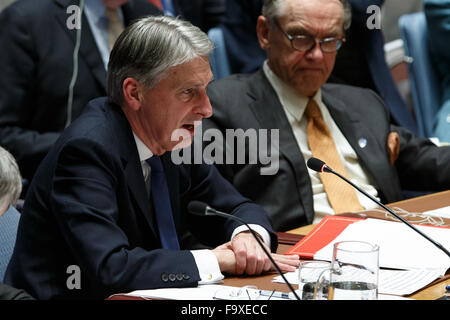 New York, Stati Uniti d'America. Xviii Dicembre, 2015. Segretario degli esteri britannico Philip Hammond risolve il Consiglio di Sicurezza delle Nazioni Unite incontro sulla Siria presso la sede delle Nazioni Unite a New York, Dicembre 18, 2015. Il Consiglio di Sicurezza delle Nazioni Unite venerdì scorso ha adottato una risoluzione che mira a porre fine a Siria il conflitto attraverso i colloqui di pace. Credito: Li Muzi/Xinhua/Alamy Live News Foto Stock