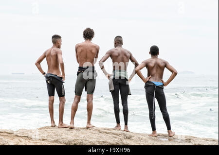 RIO DE JANEIRO, Brasile - 22 ottobre 2015: Brasiliano surfisti in muta guardare le onde in arrivo a Praia do Diabo Arpoador. Foto Stock