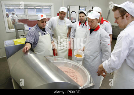 Butcher durante la sua formazione professionale. Foto Stock